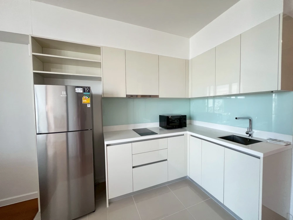 For rent: Bright Wongwian Yai, 14th floor. Nice, fully furnished unit. Book now! Don't miss out!