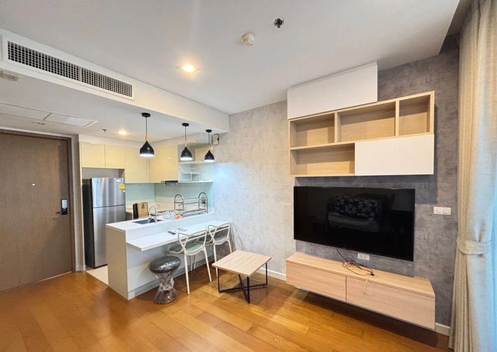 For rent: Bright Wongwian Yai, 20th floor, fully furnished unit, ready to move in. Book now!