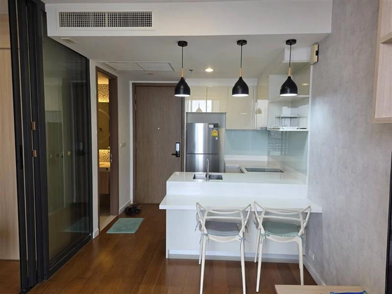 For rent: Bright Wongwian Yai, 20th floor, fully furnished unit, ready to move in. Book now!