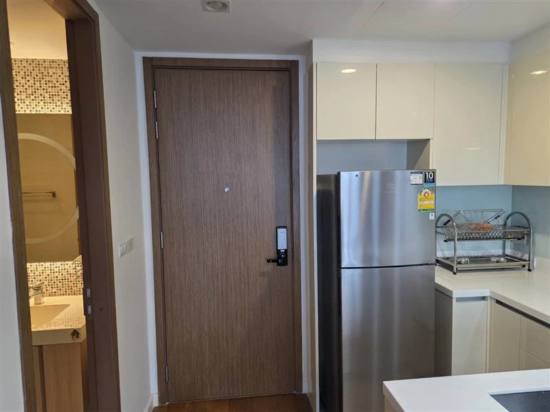 For rent: Bright Wongwian Yai, 20th floor, fully furnished unit, ready to move in. Book now!