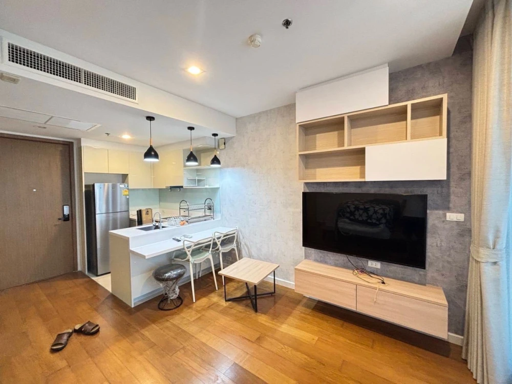 For rent: Bright WongwianYai, 21st floor. A lovely, fully furnished unit. Book now!