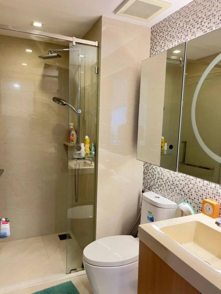 For rent: Bright WongwianYai, 21st floor. A lovely, fully furnished unit. Book now!