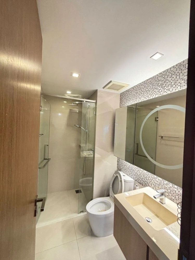 For rent: Bright WongwianYai, 21st floor. A lovely, fully furnished unit. Book now!