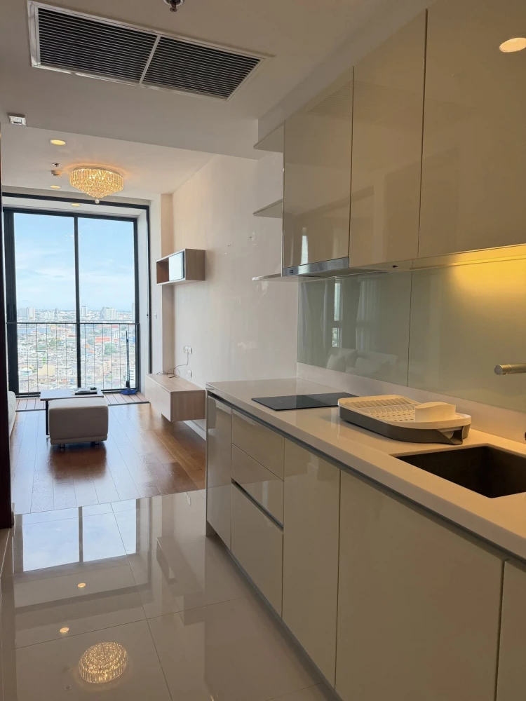 For rent: Bright Wongwian Yai, 25th floor, river view, fully furnished, very livable. Book now!