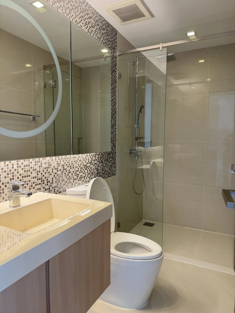 For rent: Bright Wongwian Yai, 25th floor, river view, fully furnished, very livable. Book now!