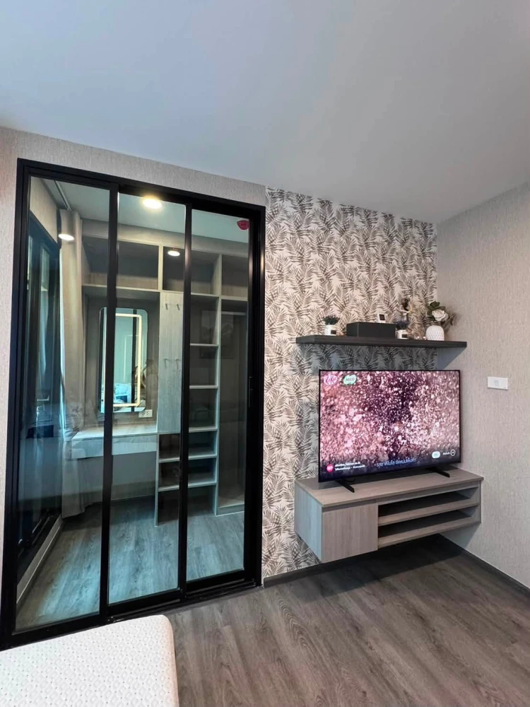 For rent: Brixton Pet&Play Phahol 50 Station condo, pet-friendly (no need to hide your pets!), fully furnished, beautiful room, pool view. Don't miss