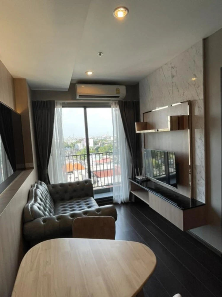 Condo for rent, C Ekkamai. Beautifully decorated and fully furnished with built-in furniture. Ready to move in! Great view.