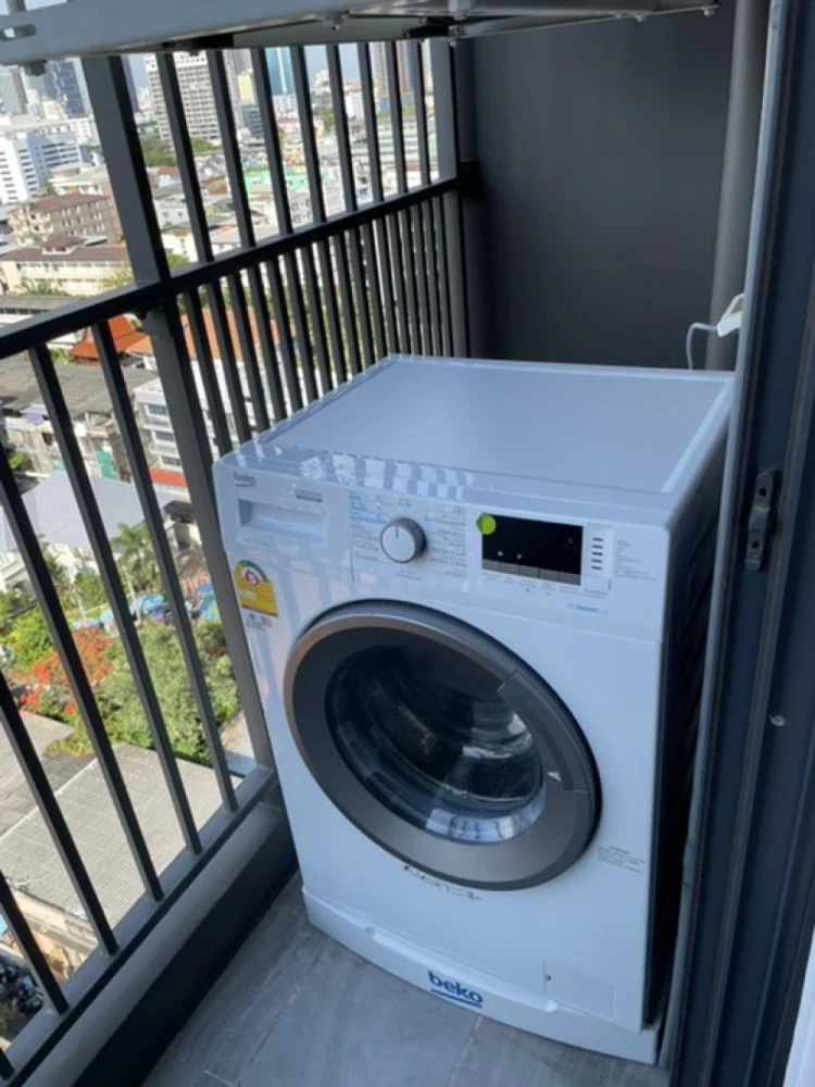 Condo for rent, C Ekkamai. Beautifully decorated and fully furnished with built-in furniture. Ready to move in! Great view.