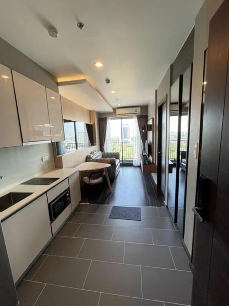 Condo for rent, C Ekkamai. Beautifully decorated and fully furnished with built-in furniture. Ready to move in! Great view.