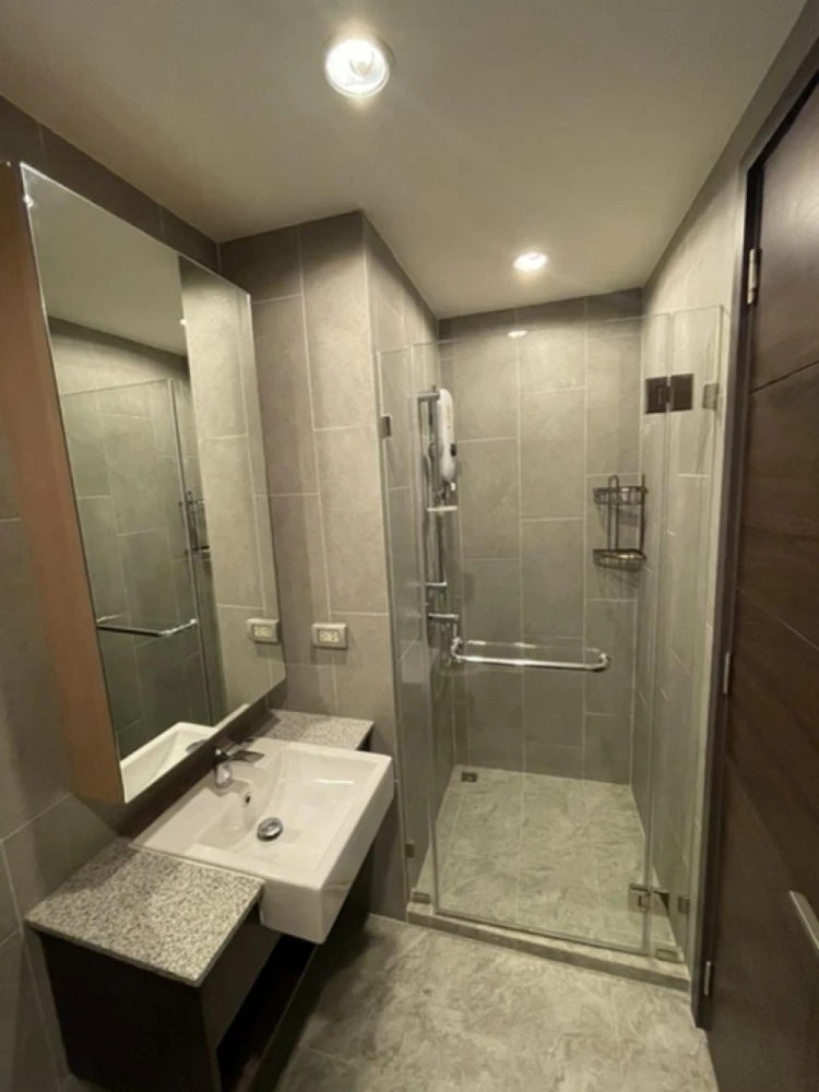 Condo for rent, C Ekkamai. Beautifully decorated and fully furnished with built-in furniture. Ready to move in! Great view.