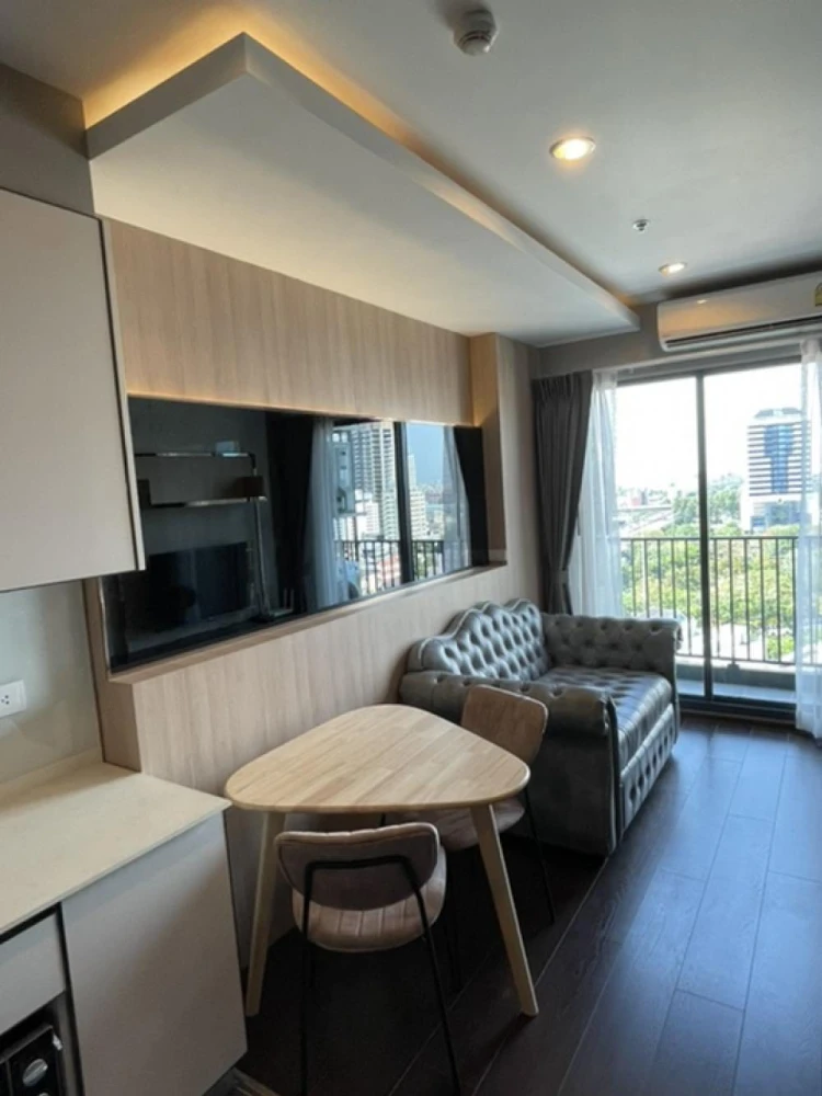 Condo for rent, C Ekkamai. Beautifully decorated and fully furnished with built-in furniture. Ready to move in! Great view.