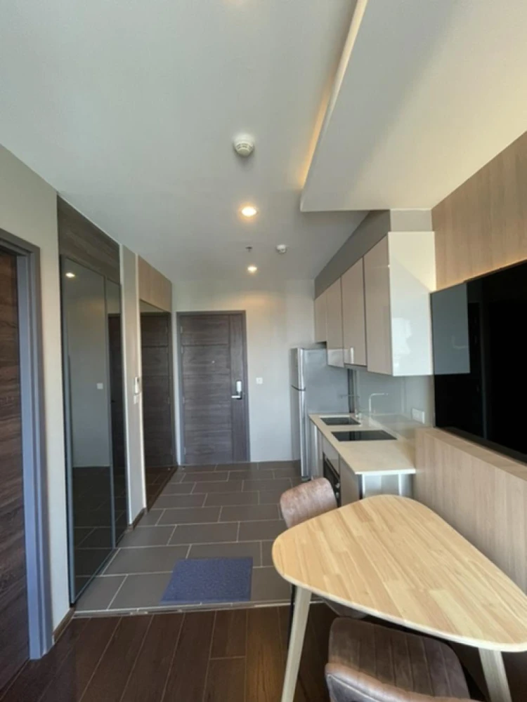 Condo for rent, C Ekkamai. Beautifully decorated and fully furnished with built-in furniture. Ready to move in! Great view.