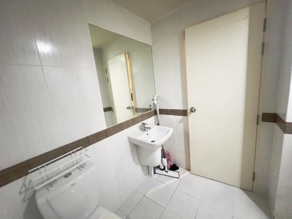 For rent: Casa Condo Asoke - Dindaeng, Studio room, 23rd floor, Baiyoke building view. Hurry and reserve now, don't miss out!