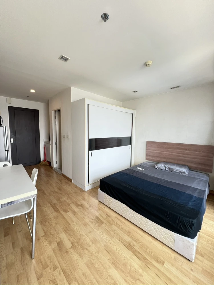 For rent: Casa Condo Asoke - Dindaeng, Studio room, 23rd floor, Baiyoke building view. Hurry and reserve now, don't miss out!