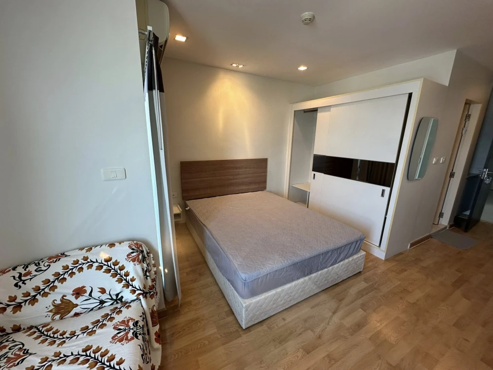 Casa Condo Asoke-Dindaeng for rent. High floor unit, fully furnished, ready to move in. Book now!