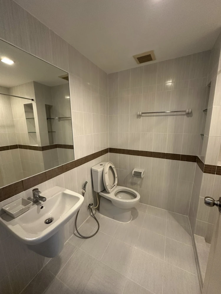 Casa Condo Asoke-Dindaeng for rent. High floor unit, fully furnished, ready to move in. Book now!