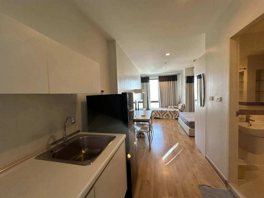 Casa Condo Asoke-Dindaeng for rent. High floor unit, fully furnished, ready to move in. Book now!