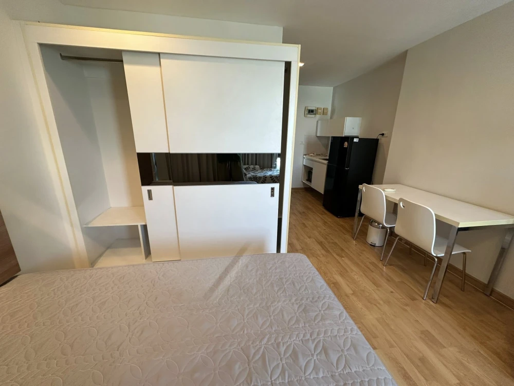 Casa Condo Asoke-Dindaeng for rent. High floor unit, fully furnished, ready to move in. Book now!