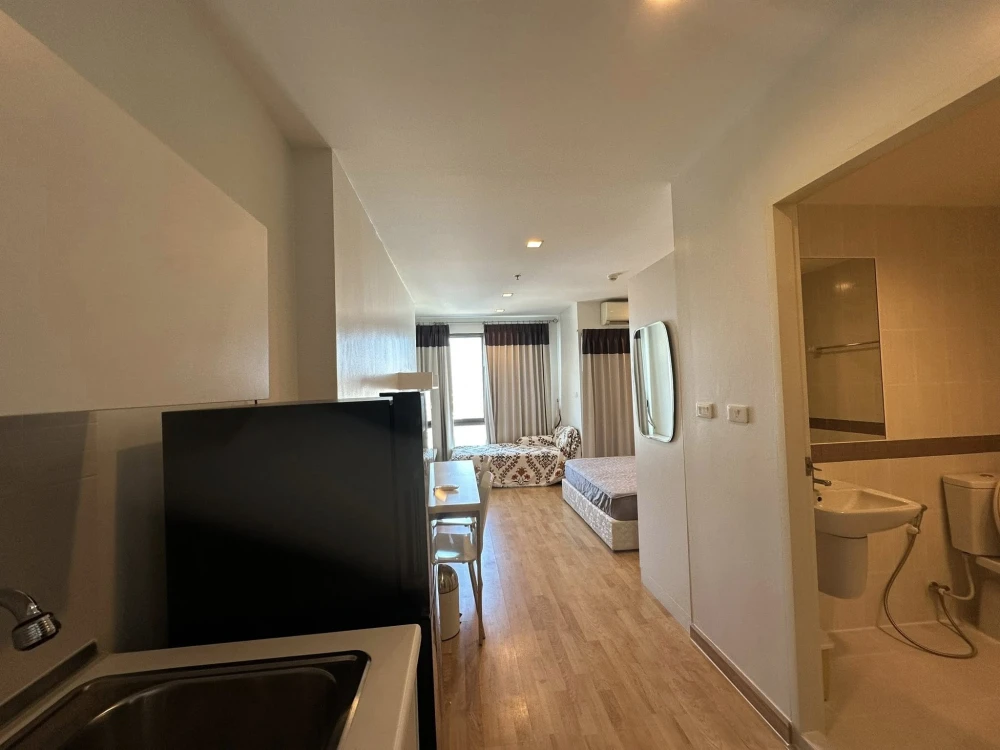 Casa Condo Asoke-Dindaeng for rent. High floor unit, fully furnished, ready to move in. Book now!