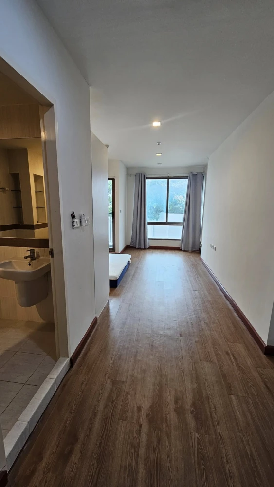 For rent: Casa Condo Asoke-Dindaeng, unfurnished studio unit. Excellent location, convenient transportation. Don't miss out!