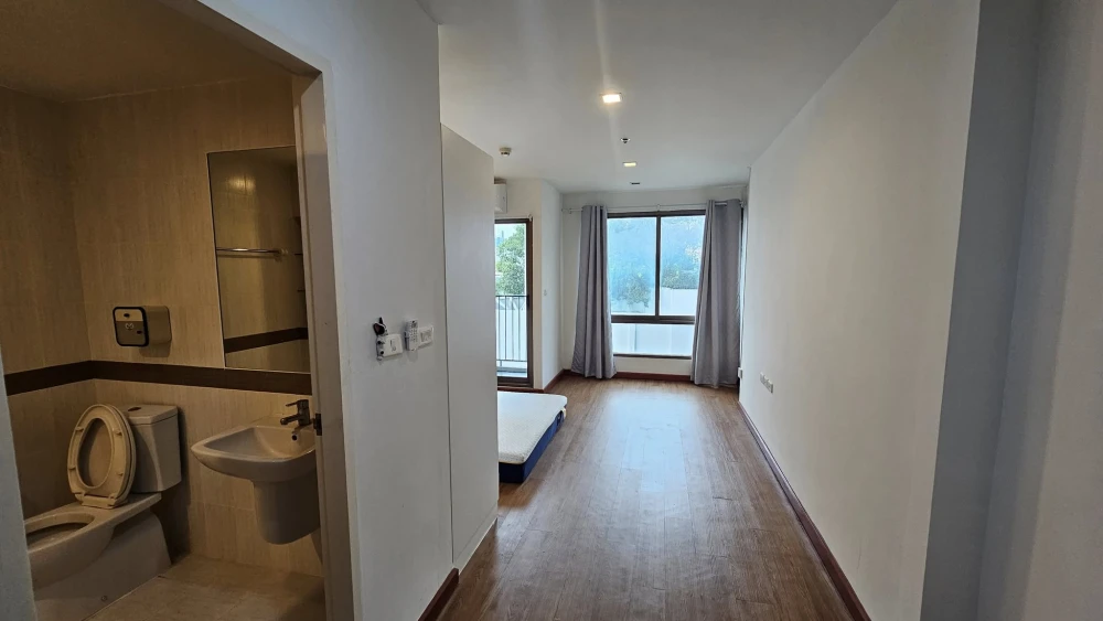 For rent: Casa Condo Asoke-Dindaeng, unfurnished studio unit. Excellent location, convenient transportation. Don't miss out!