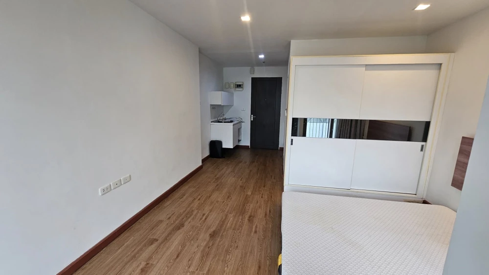 For rent: Casa Condo Asoke-Dindaeng, unfurnished studio unit. Excellent location, convenient transportation. Don't miss out!