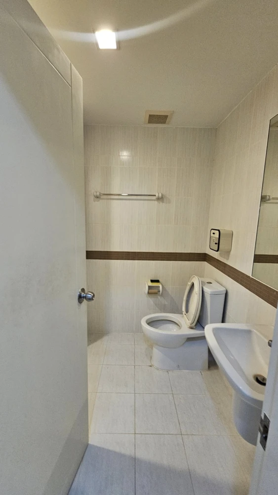For rent: Casa Condo Asoke-Dindaeng, unfurnished studio unit. Excellent location, convenient transportation. Don't miss out!