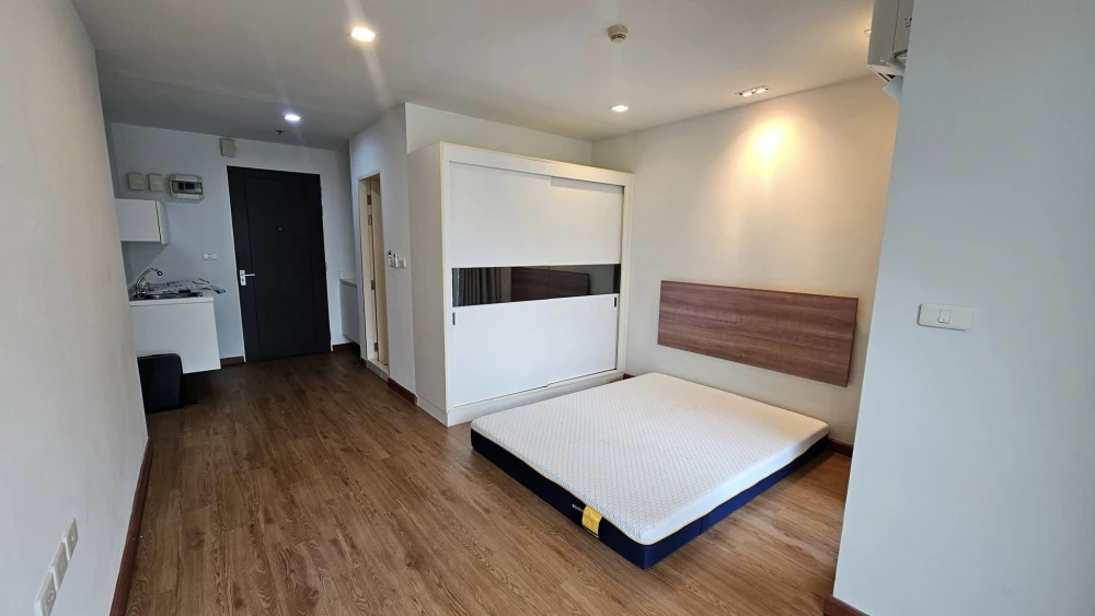 For rent: Casa Condo Asoke-Dindaeng, unfurnished studio unit. Excellent location, convenient transportation. Don't miss out!