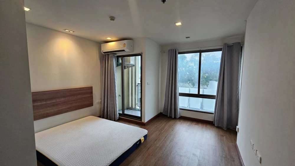 For rent: Casa Condo Asoke-Dindaeng, unfurnished studio unit. Excellent location, convenient transportation. Don't miss out!
