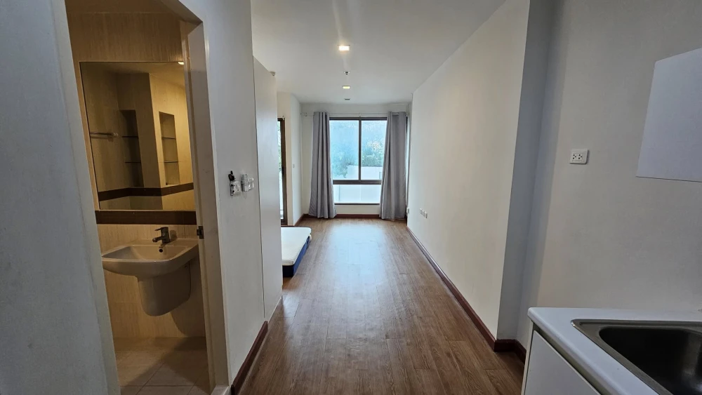 For rent: Casa Condo Asoke-Dindaeng, unfurnished studio unit. Excellent location, convenient transportation. Don't miss out!