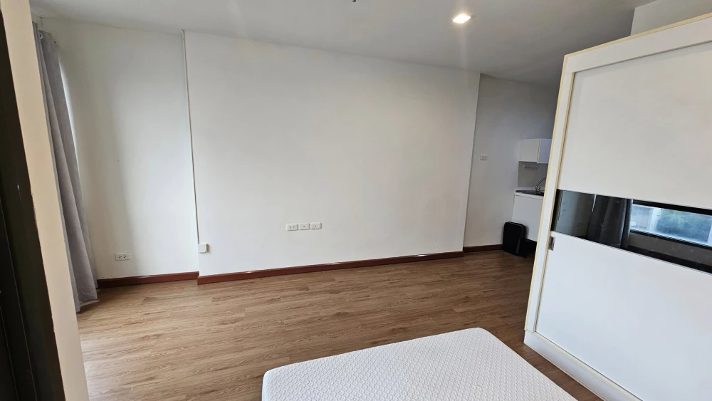 For rent: Casa Condo Asoke-Dindaeng, unfurnished studio unit. Excellent location, convenient transportation. Don't miss out!