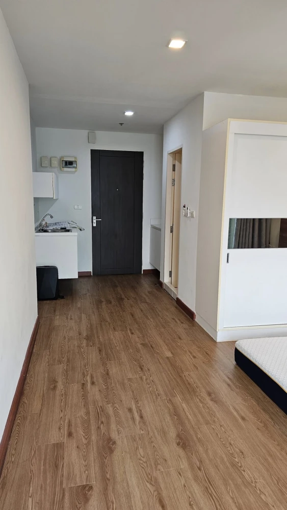 For rent: Casa Condo Asoke-Dindaeng, unfurnished studio unit. Excellent location, convenient transportation. Don't miss out!