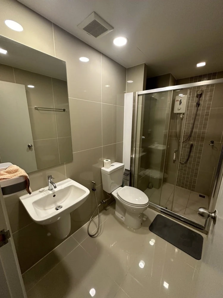 Casa Condo Bang Yai for rent. High floor corner unit with beautiful views, including the BTS Skytrain. Spacious, airy, comfortable, peaceful, and quie