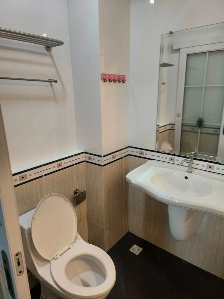 For rent: CC Condominium 1, 7th floor, fully furnished, nice room, interested in booking now, don't miss out.