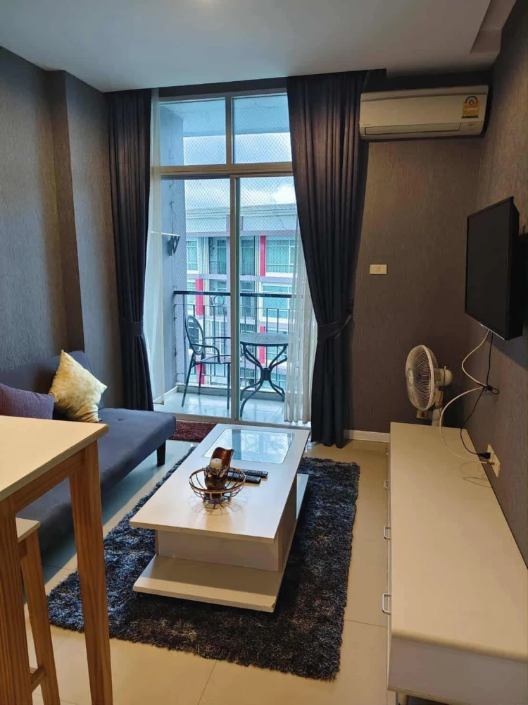 For rent: CC Condominium, 1 room, nice location, decorated in a cool tone, comes with a washing machine, at a great price. Reserve now!