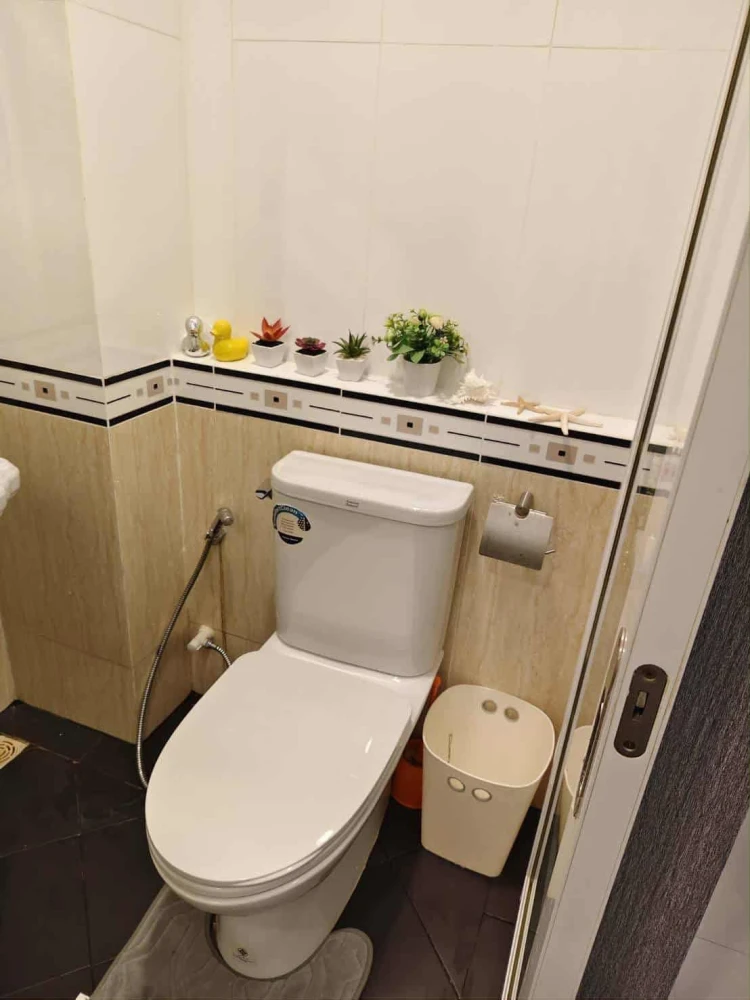 For rent: CC Condominium, 1 room, nice location, decorated in a cool tone, comes with a washing machine, at a great price. Reserve now!