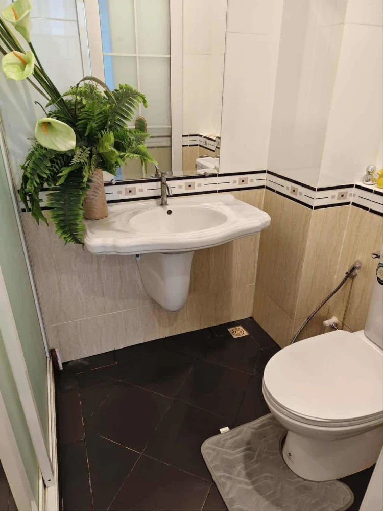For rent: CC Condominium, 1 room, nice location, decorated in a cool tone, comes with a washing machine, at a great price. Reserve now!