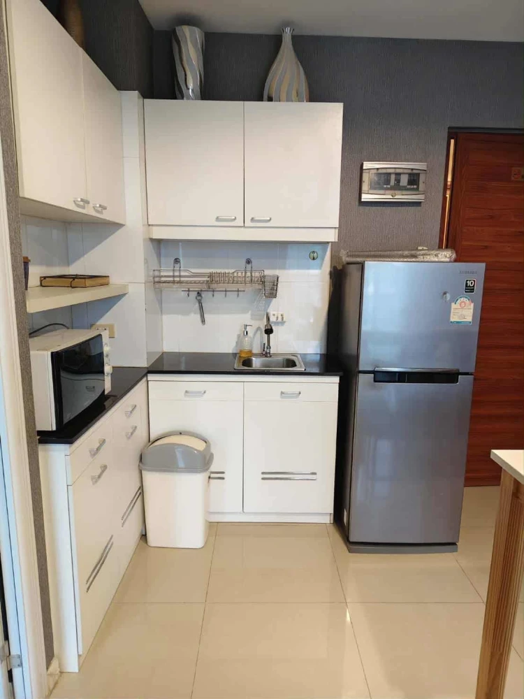 For rent: CC Condominium, 1 room, nice location, decorated in a cool tone, comes with a washing machine, at a great price. Reserve now!