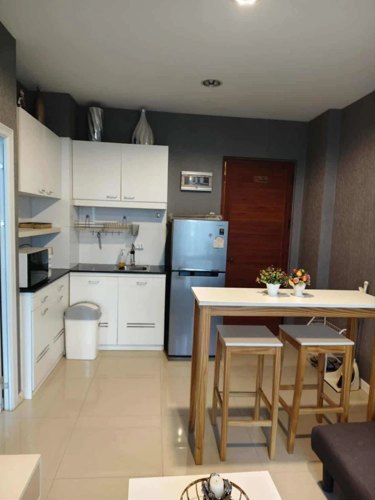 For rent: CC Condominium, 1 room, nice location, decorated in a cool tone, comes with a washing machine, at a great price. Reserve now!
