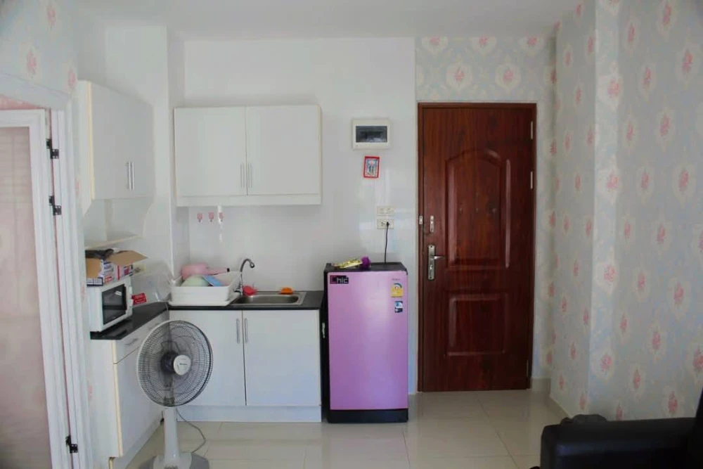 For rent: CC Condominium 2, 1 bedroom, 1 bathroom, fully furnished, with beautiful wallpaper. Don't miss it!