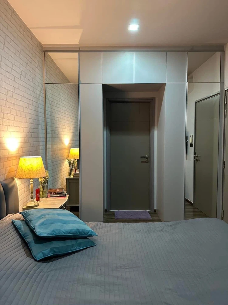 For rent: Ceil by Sansiri, bedroom with beautiful wallpaper and a gorgeous built-in wardrobe. Book now, get it first.