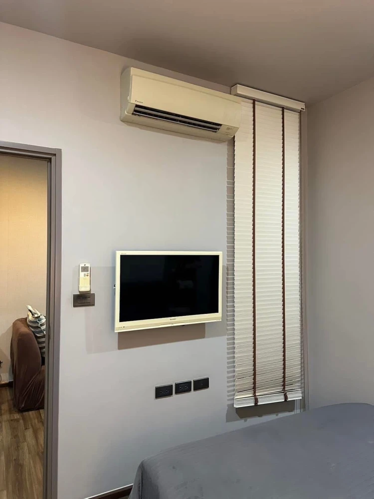 For rent: Ceil by Sansiri, bedroom with beautiful wallpaper and a gorgeous built-in wardrobe. Book now, get it first.