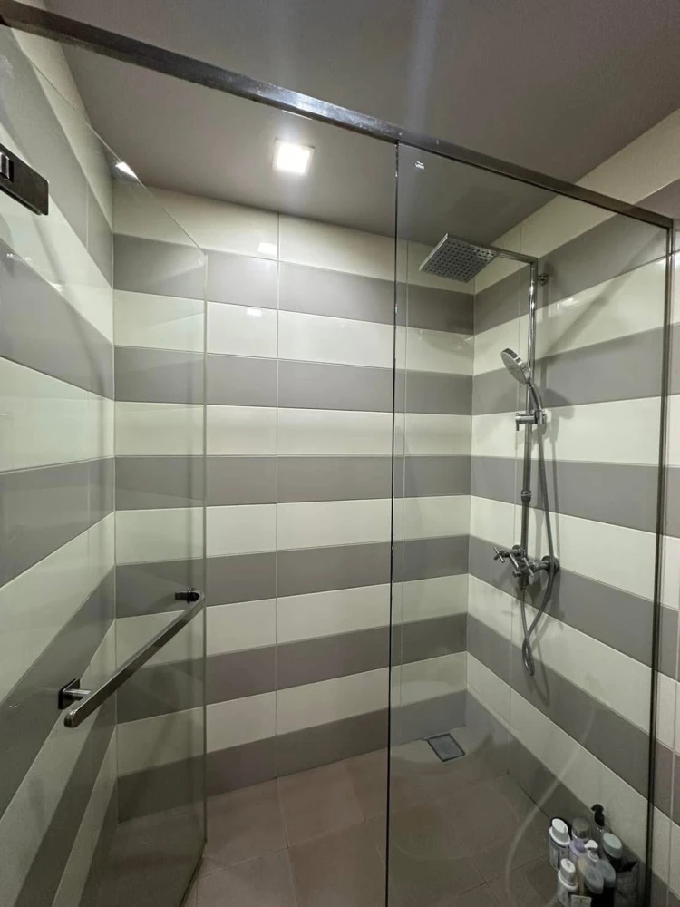 For rent: Ceil by Sansiri, bedroom with beautiful wallpaper and a gorgeous built-in wardrobe. Book now, get it first.