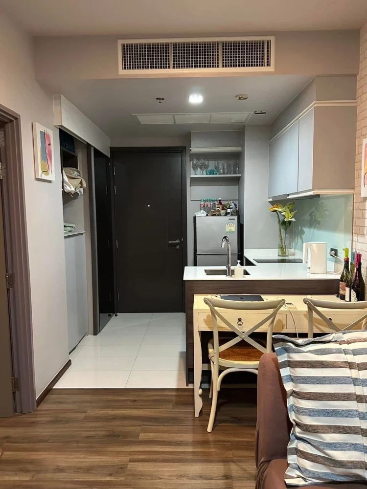 For rent: Ceil by Sansiri, bedroom with beautiful wallpaper and a gorgeous built-in wardrobe. Book now, get it first.