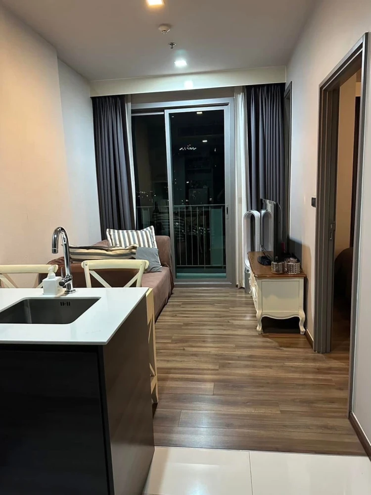 For rent: Ceil by Sansiri, bedroom with beautiful wallpaper and a gorgeous built-in wardrobe. Book now, get it first.