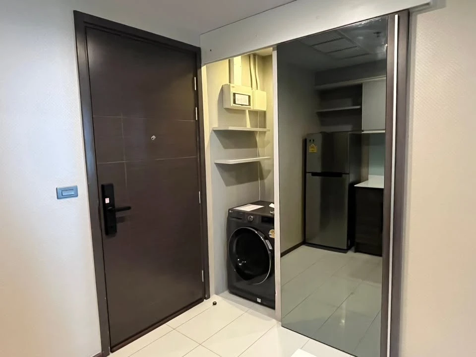 For rent: Ceil By Sansiri Ekkamai. Beautifully decorated with built-in furniture throughout, and fully equipped with electrical appliances. Book now!
