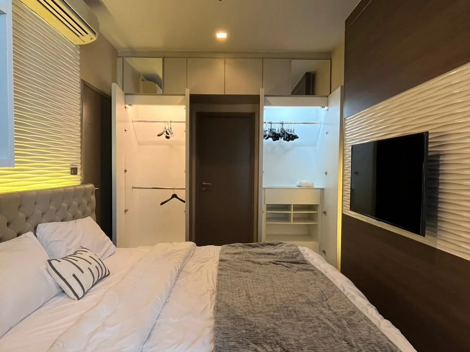 For rent: Ceil By Sansiri Ekkamai. Beautifully decorated with built-in furniture throughout, and fully equipped with electrical appliances. Book now!