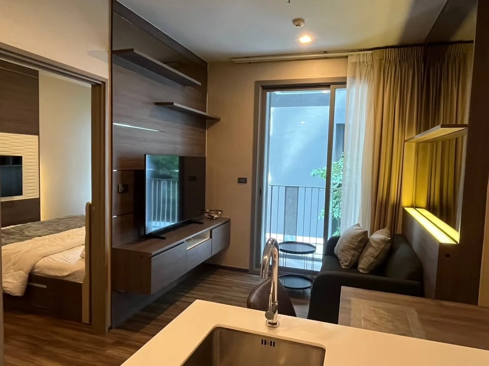 For rent: Ceil By Sansiri Ekkamai. Beautifully decorated with built-in furniture throughout, and fully equipped with electrical appliances. Book now!