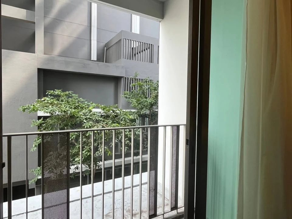 For rent: Ceil By Sansiri Ekkamai. Beautifully decorated with built-in furniture throughout, and fully equipped with electrical appliances. Book now!