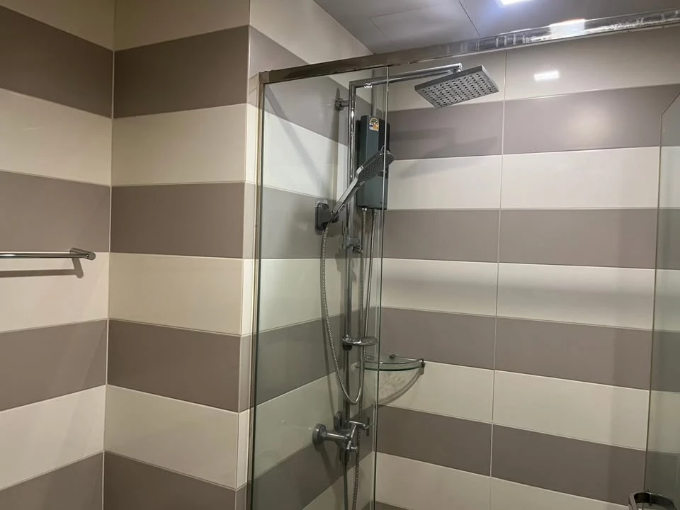 For rent: Ceil By Sansiri Ekkamai. Beautifully decorated with built-in furniture throughout, and fully equipped with electrical appliances. Book now!